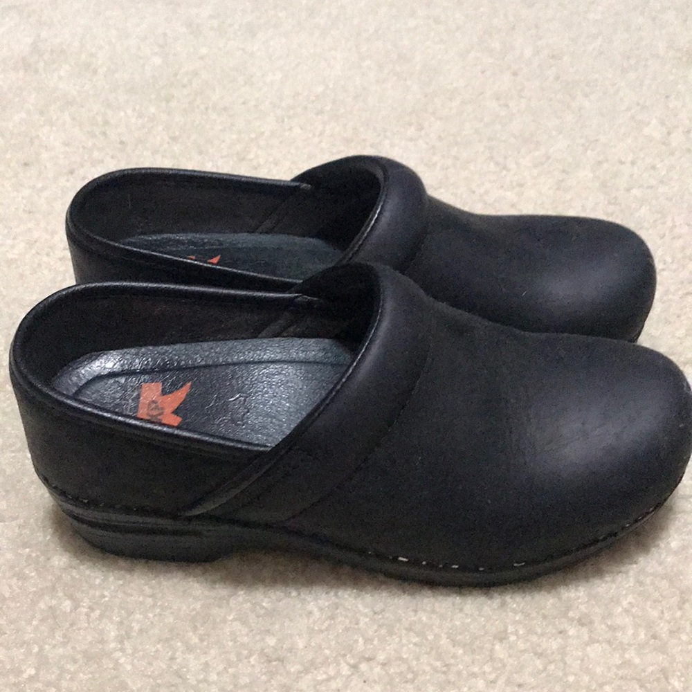 Dansko Black Matte Nurse Clogs Size 37 ( 7)